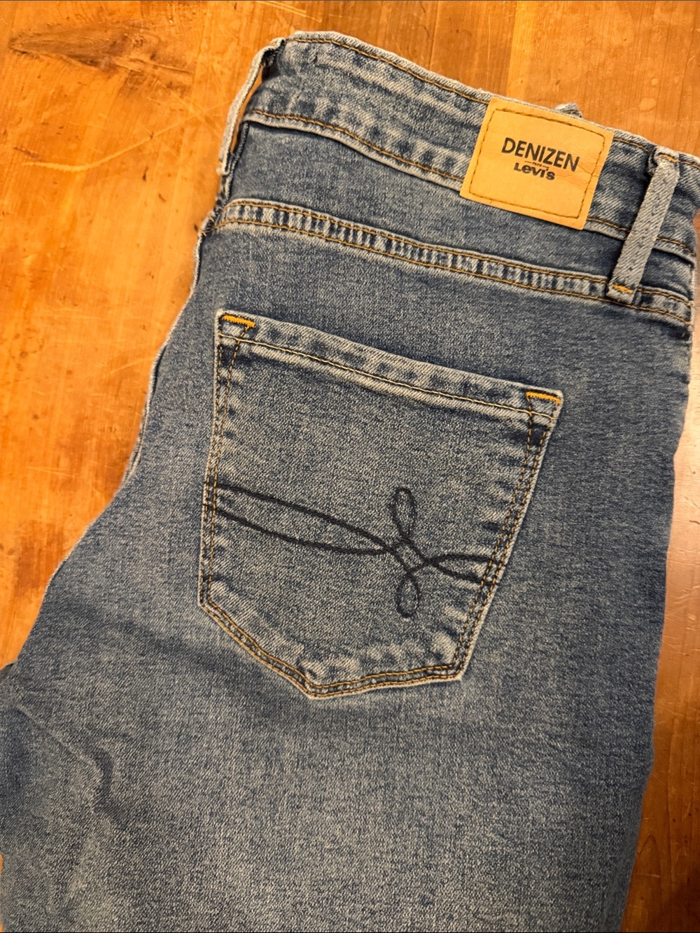 Levi’s Distressed Blue Women’s Jeans - Classic Ripped Style